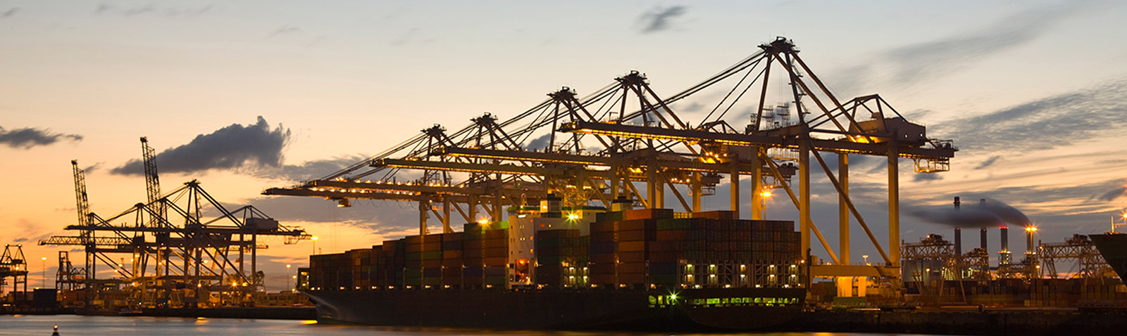 電機(jī)振動(dòng)給料機(jī)由振動(dòng)電機(jī)提供振動(dòng)，振幅：1.5-3mm，振動(dòng)頻率：96~1450次/分，給料量大但精度不高